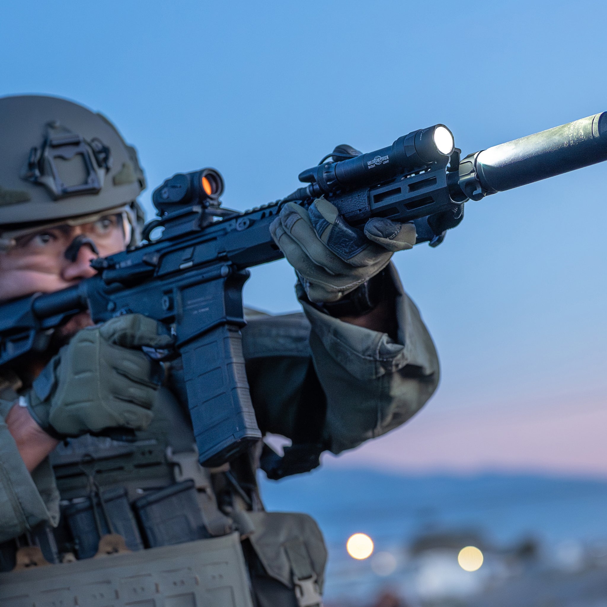 SureFire M640T WeaponLight | 70,000 Candela & 529 Meter Reach | Picatinny & M-LOK Rail Compatible